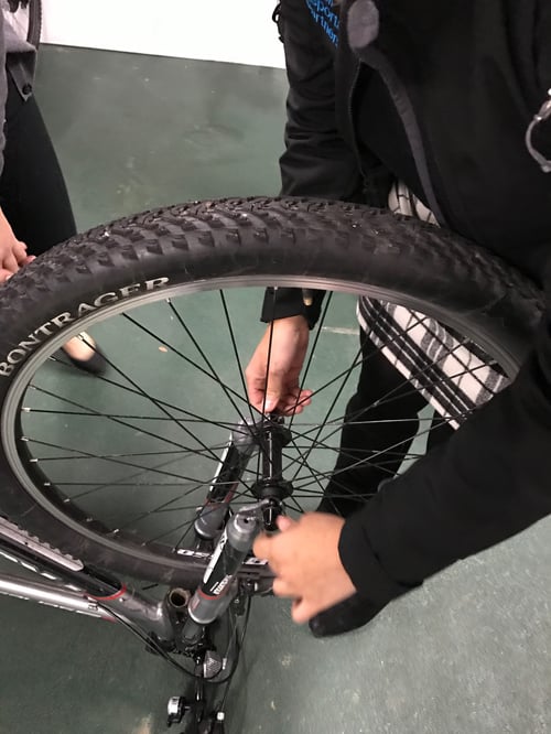 taking off the wheel of the bike, how to fix a flat