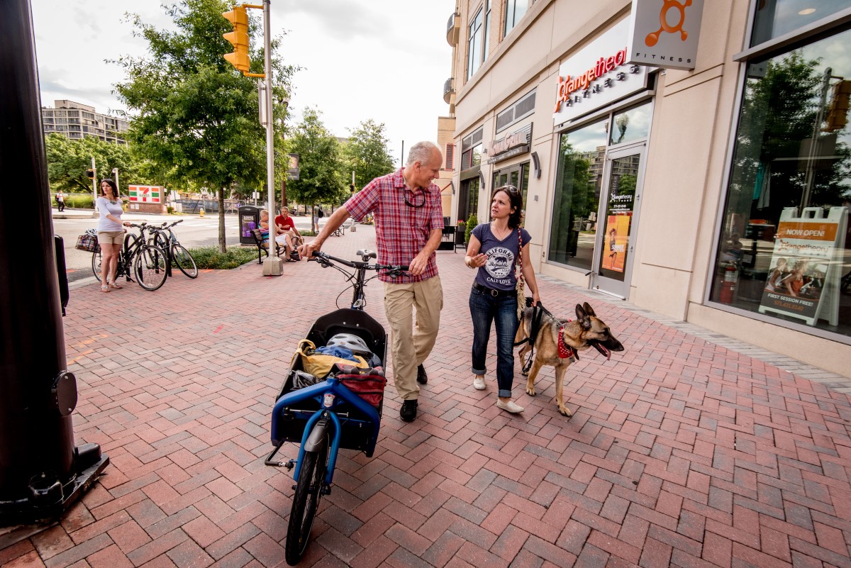 cargo-bike-doggo-walking-peeps