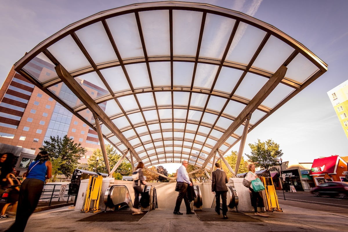 clarendon-metro-station-riders