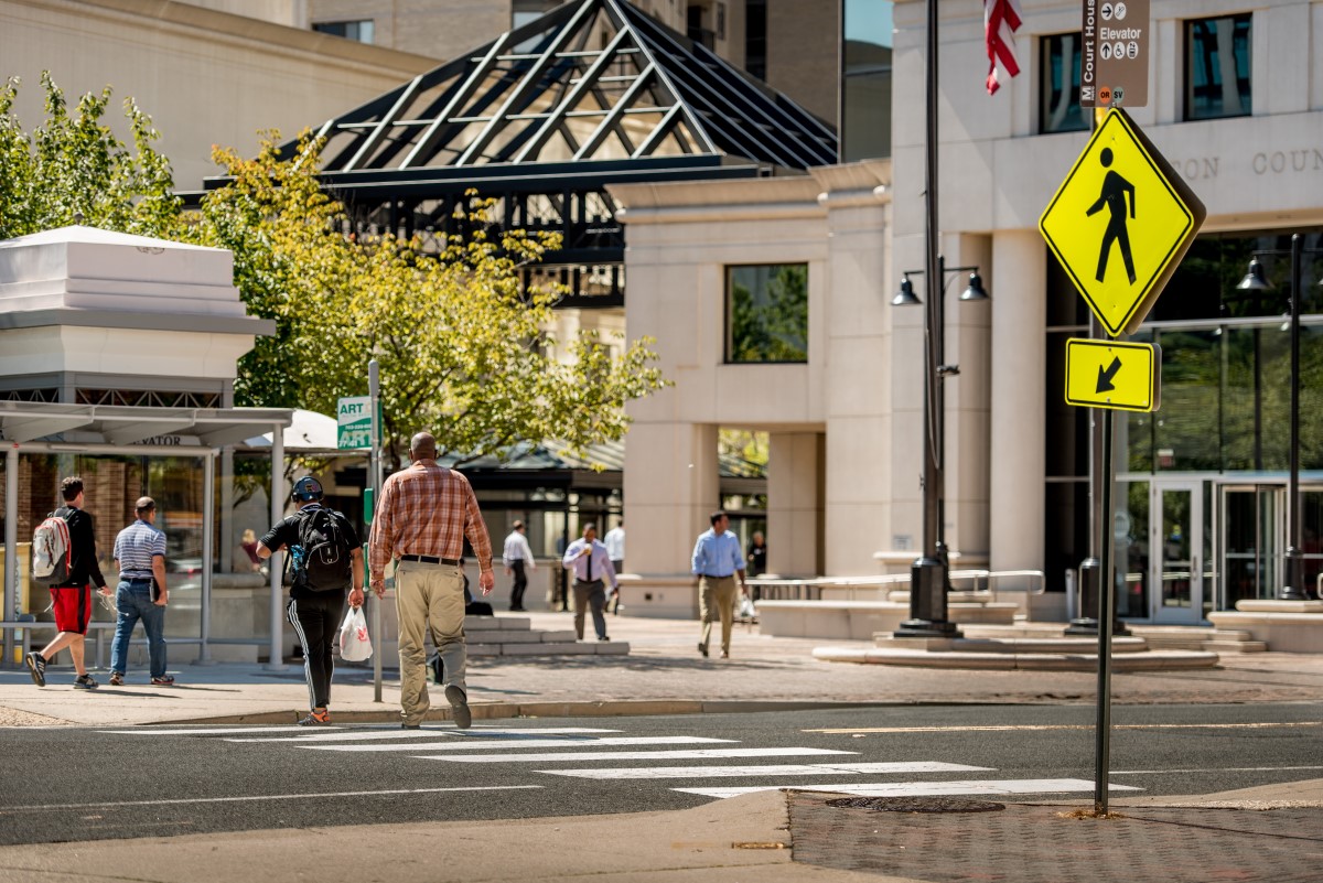 courthouse-pedestrians-walking-road