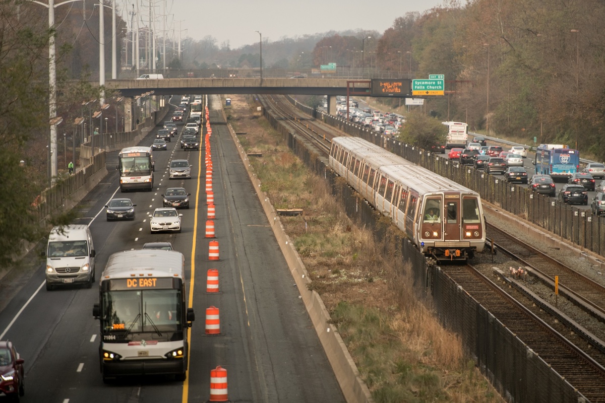 metro-commuter-bus-cones-on-i66-1