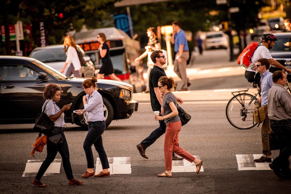 people-walking-in-rosslyn