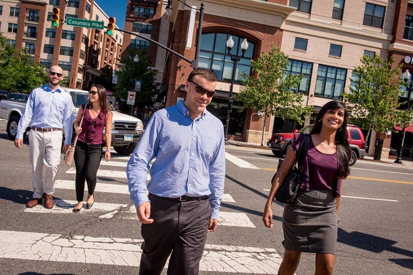 people-walking-sunglasses