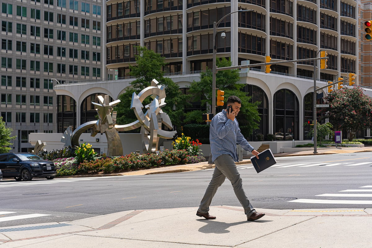 Commuter-Rosslyn-Wilson-and-Oak