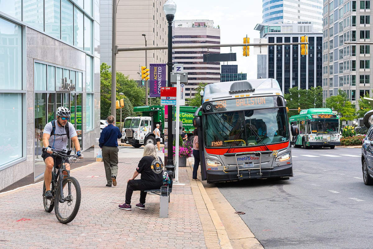 man-biking-in-rosslyn-and-metrobus