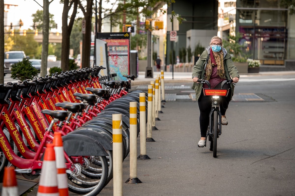 capital-bikeshare-rider-in-rosslyn