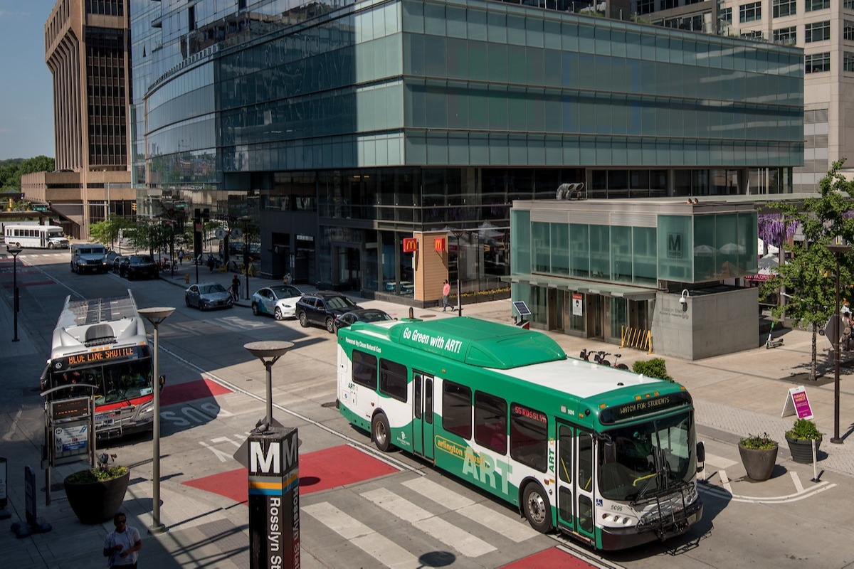 rosslyn-metro-and-art-bus