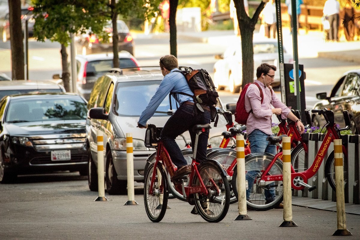 blog.arlingtontransportationpartners.comhubfsArlingtonTransportationPartners_May2016ImagesCommutersUndockingCapitalBikeshare-2